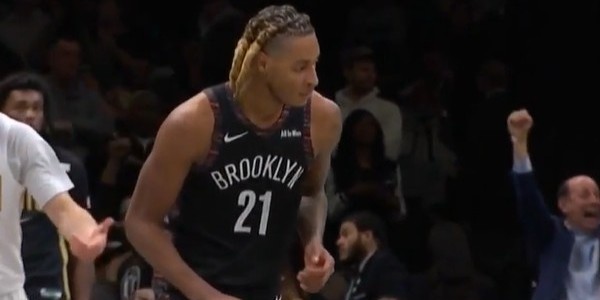 官方合作-关键一攻一防！克洛尼补防钉板大帽布朗 随后追身三分反超1分！